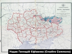 Мапа УСРР 1923 року, яку використовували члени Центральної адміністративно-територіальної комісії з районування СРСР та врегулювання кордонів у 1924–1925 роках. Райони Східної Слобожанщини, де українці становили понад 50%, позначені червоним кольором, синім – понад 50% росіян. (Щоб відкрити мапу в більшому форматі, натисніть на зображення. Відкриється у новому вікні)