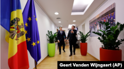 Comisarul european pentru vecinătate și extindere, Olivér Várhelyi (dreapta), alături de prim-ministrul R.Moldova, Dorin Recean, înainte de Consiliul de asociere UE-Moldova la clădirea Consiliului European din Bruxelles, 21 mai 2024.