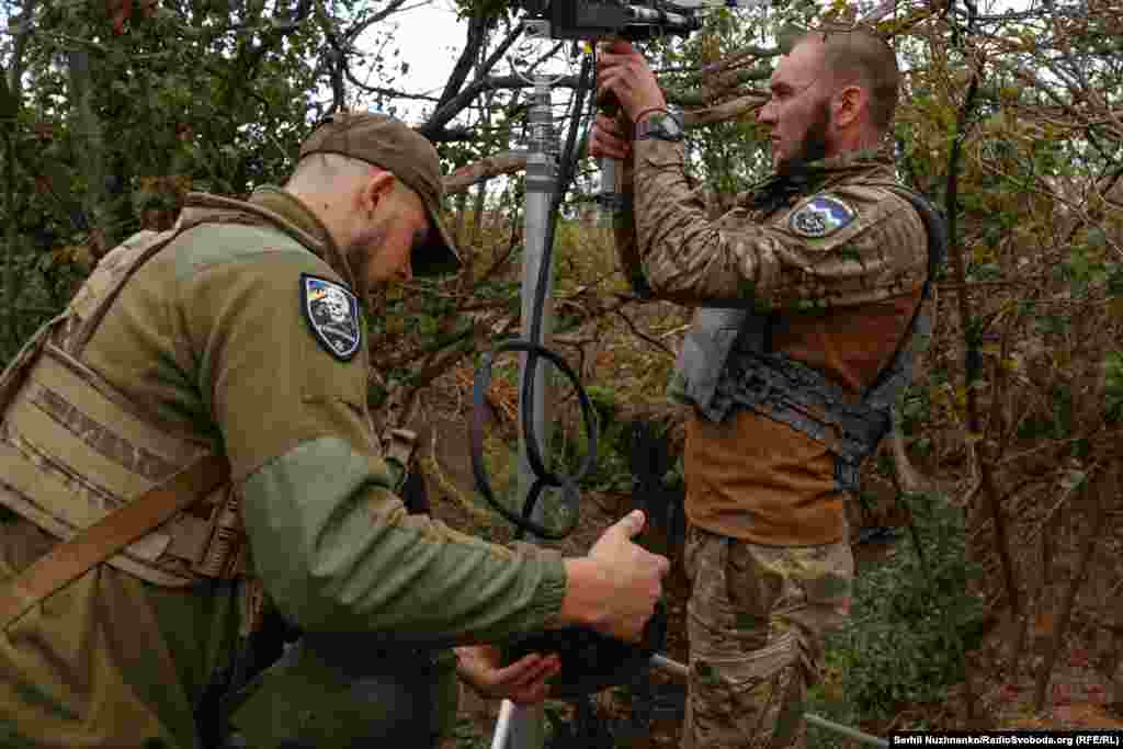 Розкладають антену, вона, хоч і може демаскувати позицію, але дозволяє працювати з більшою відстанню для дрона&nbsp;
