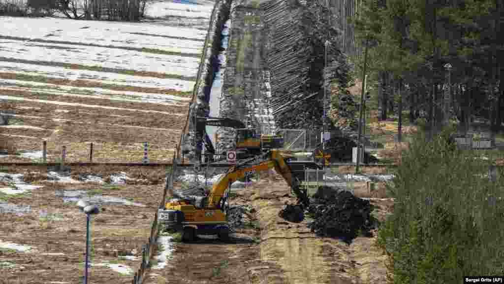 Készülnek a határkerítés alapjai április 14-én a pelkolai finn&ndash;orosz határátkelő közelében. A kép bal oldalán az orosz területet zöld és piros oszlop jelöli