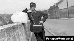 A Győző utca a Márvány utca felől 1953-ban, balra a Déli pályaudvar