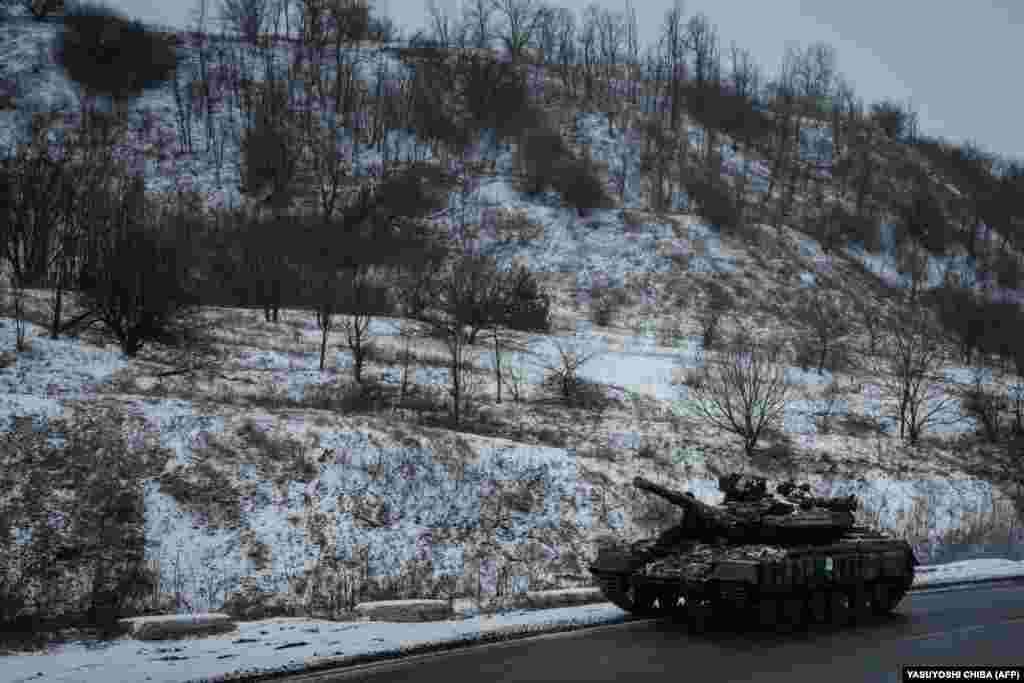 În orașul Kupiansk în care locuiau 30 de mii de oameni, tancurile duduie acum pe șosele, în timp ce soldați înarmați până-n dinți inspectează fiecare vehicul care intră și iese din peisajul devastat de război.