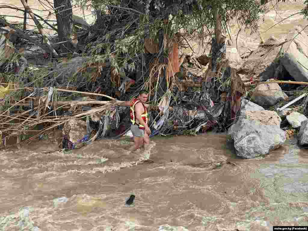 Ош шаарынын Катта-Терек участкасындагы Ак-Буура дарыясынан сел агызып кеткендерди издеп жаткан ӨКМ кызматкери.&nbsp;