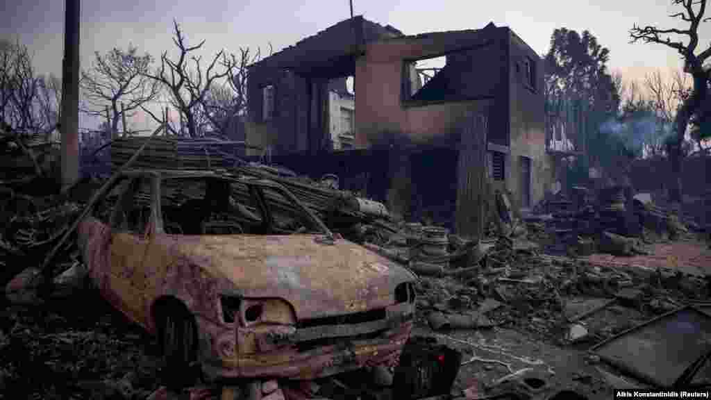 Leégett otthon és autó a görögországi Mandrában 2023. július 18-án.&nbsp;Az Athéntól mintegy harminc kilométerre északra fekvő Dervenochoria térségében hétfőn kitört tűzvész az erős szél miatt gyorsan terjedt, és kedden elérte Mandra városát, ahol házak égtek, és az emberek menekülni kényszerültek