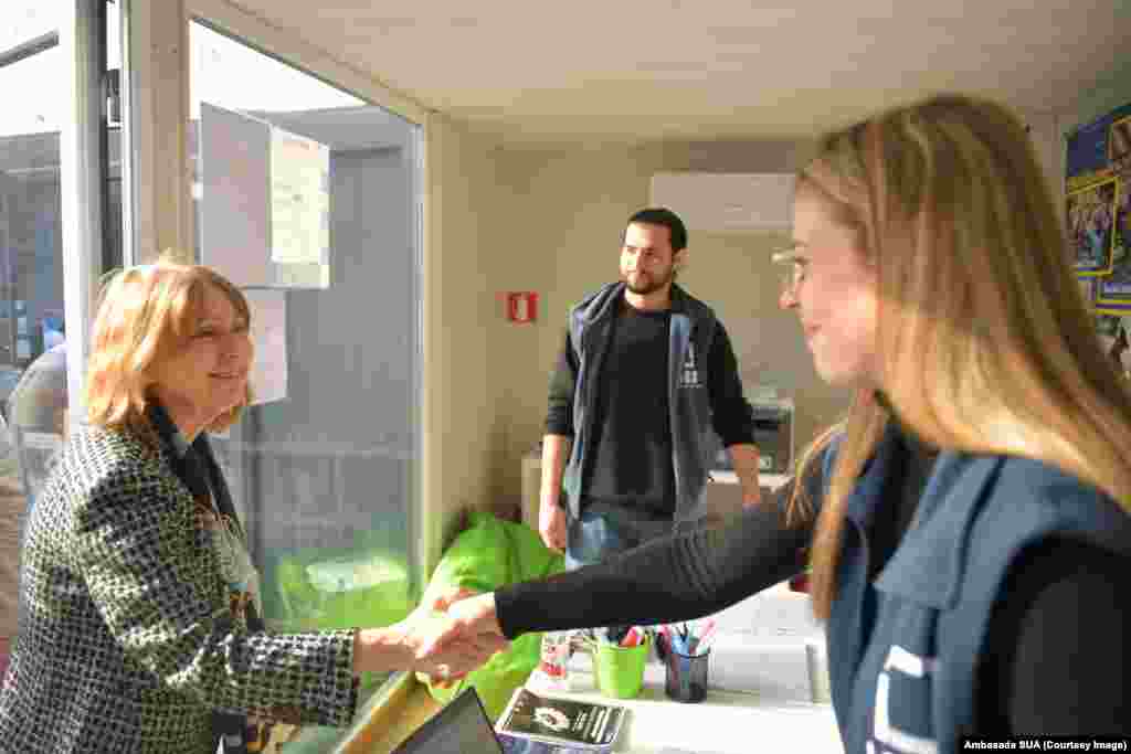 Munca voluntarilor este apreciată de noul ambasador al SUA la București, Kathleen Ann Kavalec.