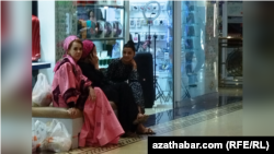 Беркарар соода борбору. Ашхабад.