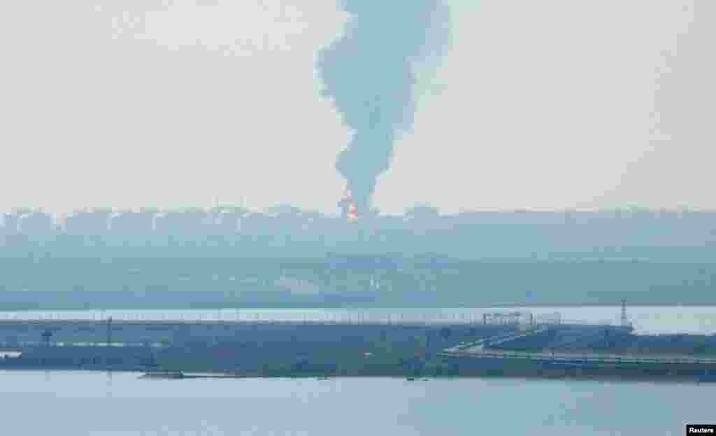Дим, що піднімається над нафтобазою в селищі Волна в Краснодарському краї Росії, вид з Криму, 3 травня 2023 року