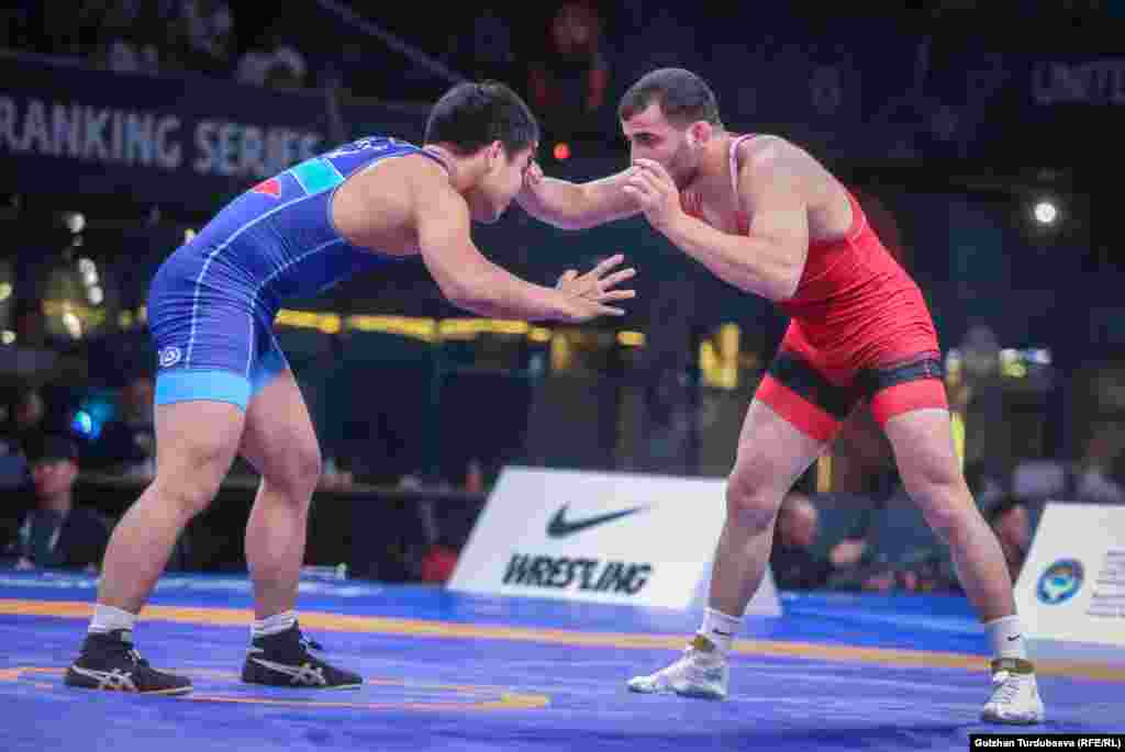 70 килограмм салмакта дагы бир кыргыз балбаны Эрназар Акматалиев (көк кийимчен) коло медал тагынды. Ал 3-орун үчүн беттеште грузиялык Гиоргий Елбакидзени 10:0 эсебинде таза утту.