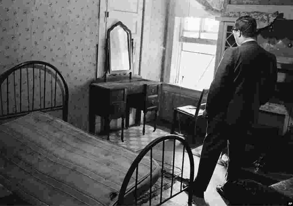 Novinar stoji u sobi koju je unajmio ubica koji je snajperom usmrtio Kinga, Memphis, 5. april 1968.