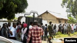 Mjestu ispred srednje škole Mpondwe Lhubirira, nakon što su militanti povezani s pobunjeničkom grupom ADF ubili i oteli više ljudi, većinom učenika, u Mpondweu, zapadna Uganda, 17. juna 2023. 