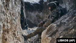 Військові підрозділу «Азов» у окопі біля Бахмута, 11 лютого 2023 року