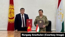 Кыргызстандын Улуттук коопсуздук боюнча мамлекеттик комитетинин төрагасы Камчыбек Ташиев менен Тажикстандын Улуттук коопсуздук кызматынын төрагасы Саймумин Ятимов. 2-октябрь, 2023-жыл. Нургазы Анаркулов тараткан сүрөт.