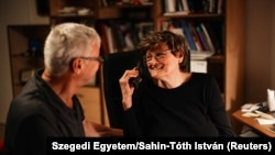 Karikó Katalin philadelphiai otthonában férjével, Francia Bélával, amikor értesítik, hogy elnyerte az orvosi Nobel-díjat, 2023. október 2-án