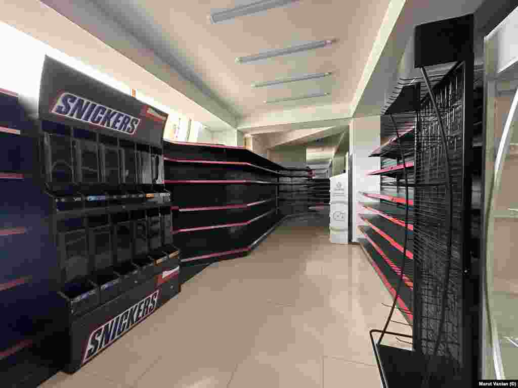 Një supermarket bosh në Stepanakert, qyteti më i madh i Nagorno-Karabak, fotografuar më 18 korrik. Nagorno-Karabak, një rajon separatist i Azerbajxhanit që është i populluar kryesisht nga armenë etnikë, është nën bllokadë nga Bakuja që nga dhjetori i vitit 2022. Nga mesi i qershorit, Azerbajxhani duket se ka penguar të gjitha furnizimet që hyjnë në territor nga Armenia. &nbsp; &nbsp;