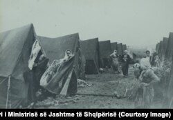 Të mbijetuar të masakrave në Çamëri, fotografi e vitit 1946.