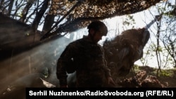 Допомога від США разом з підтримкою ЄС може суттєво змінити ситуацію на полі бою, каже Дуглас Лют. На фото: артилеристи 148-ої ОАБр, які активно застосовують надану США гармату M777, 20 квітня 2024 року, Донецька область