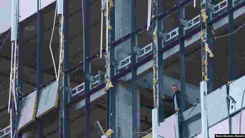 A biztonsági szolgálatok egyik tagja egy megrongálódott épületet vizsgál egy bejelentett dróntámadást követően Moszkvában július 24-én. Oroszország közölte, hogy július 24-én a kora reggeli órákban két ukrán drónt semlegesített Moszkva felett, az egyik a védelmi minisztérium közelében zuhant le, a város központjában. A támadás kapcsán sérültekről nem érkezett jelentés