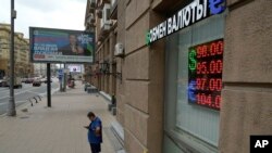 Čovek pored menjačnice u Moskvi, 13. juni 2024.