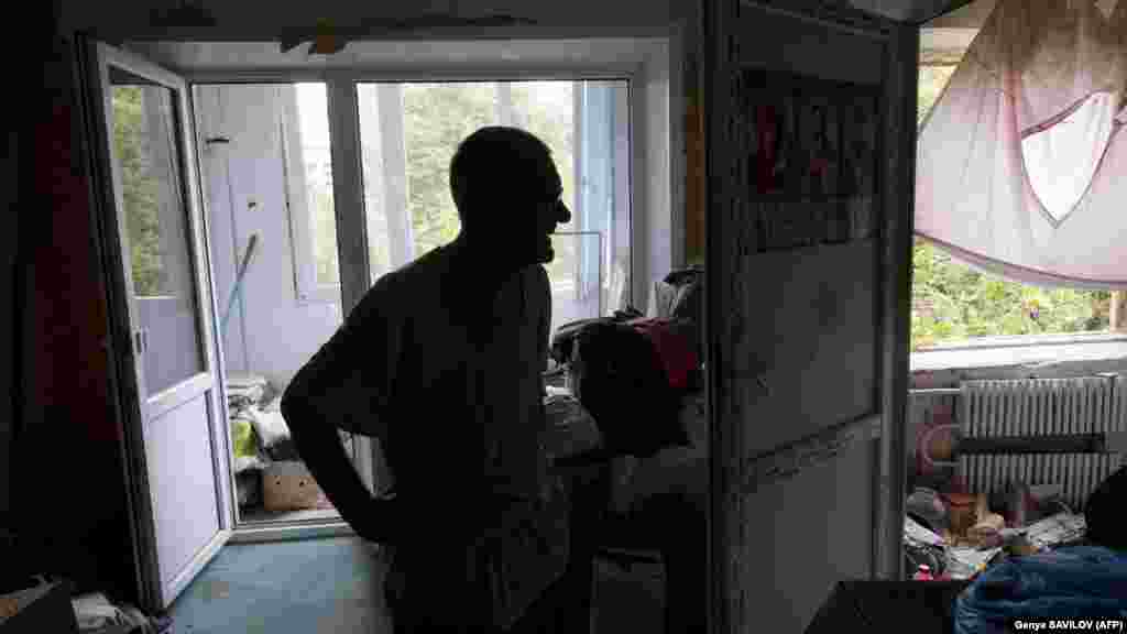 Az idős ember egy ablakok nélküli, romos lakásban él. &quot;A lelkem itt van otthon, nem próbálok elmenni. Nyugodt vagyok&quot; - mondja Viktor Grozdov.