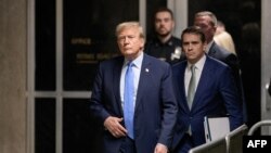 Дональд Трамп залишає будівлю суду (архівне фото)