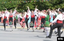 Варна отбеляза празника с шествие и тържества, в които се включиха представители на детски градини, училища, университети, културни и научни институти. Във фолклорна композиция преди шествието участваха над 700 деца от училища, читалища и фолклорни ансамбли.