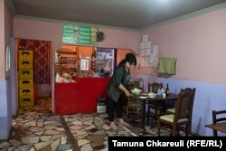 Irma Nozadze, vlasnica kafića Evropa blizu prevoja Rikoti, kaže da nije sigurna kako će njen posao da opstane kada se otvori novi auto-put i odvede putnike koji su njene glavne mušterija.