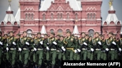 Керівники кількох російських регіонів, які межують з Україною, а також окупованого Криму оголосили про скасування зазвичай гучних військових парадів до Дня перемоги 9 травня