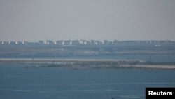 Sulmi ndodhi në Ngushticën e Kërçit, duke e dëmtuar një cisternë nafte dhe duke e bllokuar përkohësisht trafikun mbi urë.