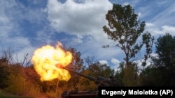 Ukrajinski vojnici pucaju na ruske položaje u regiji Donjeck, 24. juna 2024.