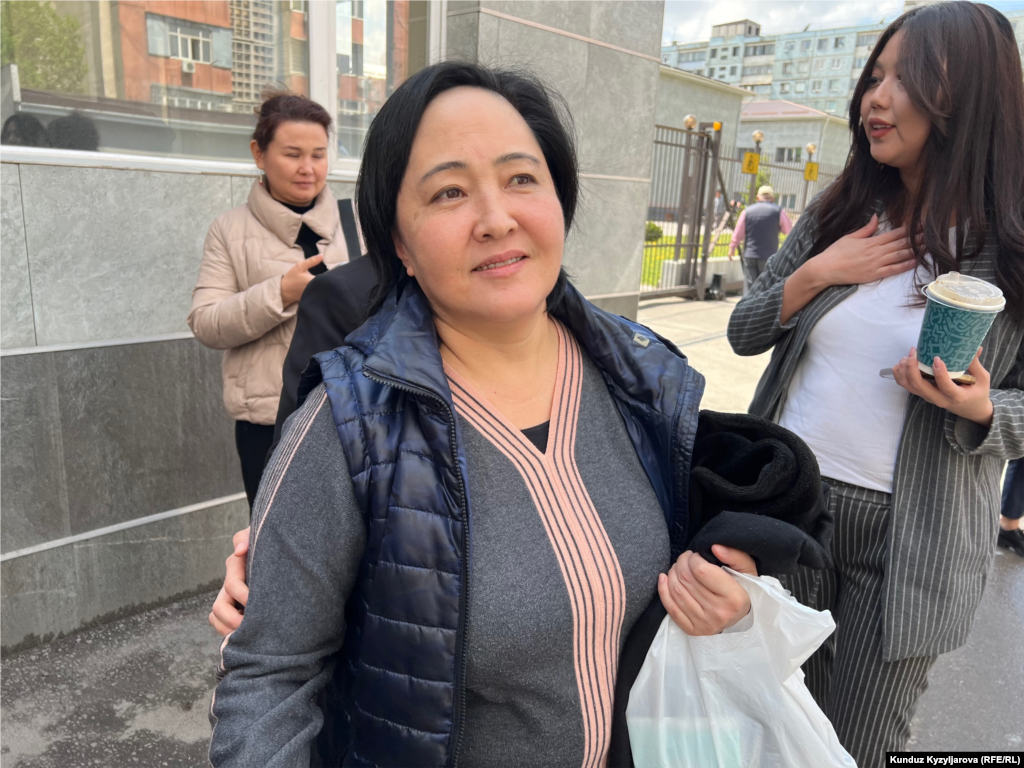 12-апрелде Биринчи Май райондук сотунда Кемпир-Абад иши боюнча беш айдан ашуун камакта жаткан саясатчы, Конституциялык палатанын мурдагы судьясы Клара Сооронкулова үй камагына чыкты. Аны менен катар мурдагы депутат&nbsp;Асия Сасыкбаева, Боршайкомдун мурдагы мүчөсү&nbsp;Гүлнара Журабаева,&nbsp;мурдагы элчи&nbsp;Мамбетжунус Абылов,&nbsp;&quot;Бириккен демократиялык кыймылдын&quot; мүчөсү&nbsp;Улукбек Маматаев,&nbsp;активист&nbsp;Чыңгыз Капаров,&nbsp;активист&nbsp;Таалайбек Мадеминов&nbsp;үй камагына чыгышты. &nbsp;