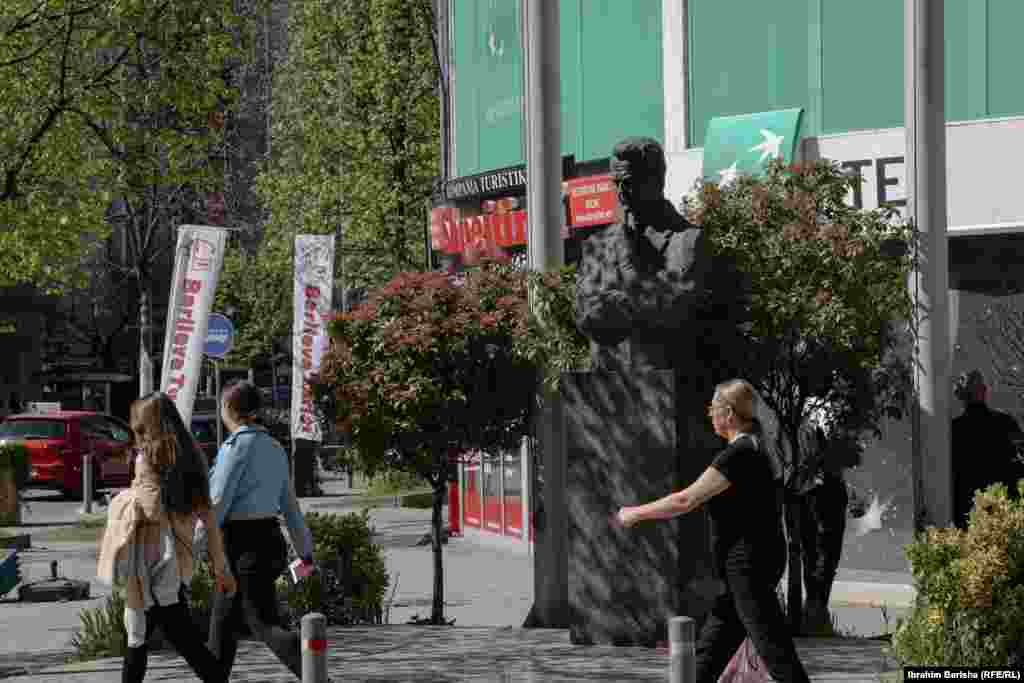 Bista koja se možda ne ističe mjestom na kojem se nalazi, u prištinskom naselju Dardania, je ona Boba Dolea. Ono što svakako izaziva pažnju je prst na licu ovog bivšeg američkog senatora.