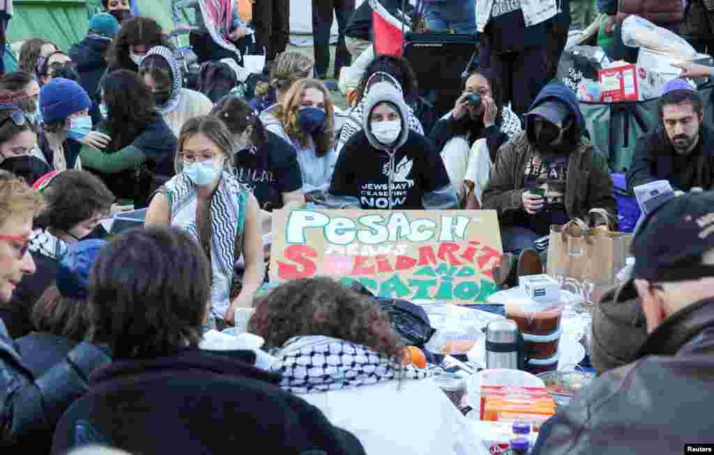 Një grup studentësh hebrenj në Kolumbia duke u solidarizuar me Gazën në Universitetin e Columbia, gjatë konfliktit të vazhdueshëm midis Izraelit dhe Hamasit - grupit palestinez të shpallur organizatë terroriste nga Shtetet e Bashkuara dhe Bashkimi Evropian - në qytetin e Nju Jorkut, SHBA, 22 prill 2024.