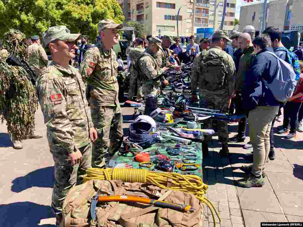 Posjetioci su mogli saznati i više o tome kako da postanu pripadnici Vojske ali i o mogućnostima školovanja na prestižnim vojnim akademijama širom svijeta.