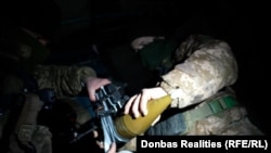 Український екіпаж чіпляє на FPV-дрон заряд від РПГ