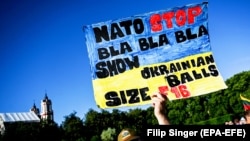 Един от плакатите на площада във Вилнюс, където на 11 юли говори украинският президент Володимир Зеленски.
