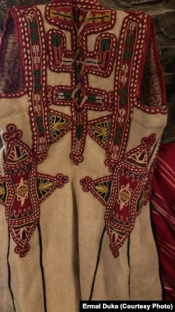 Një pamje e xhupit të zbukuruar me motive shqiptare.