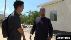 Журналист «Азаттыка» в Баткенской области во время съемок расследования.