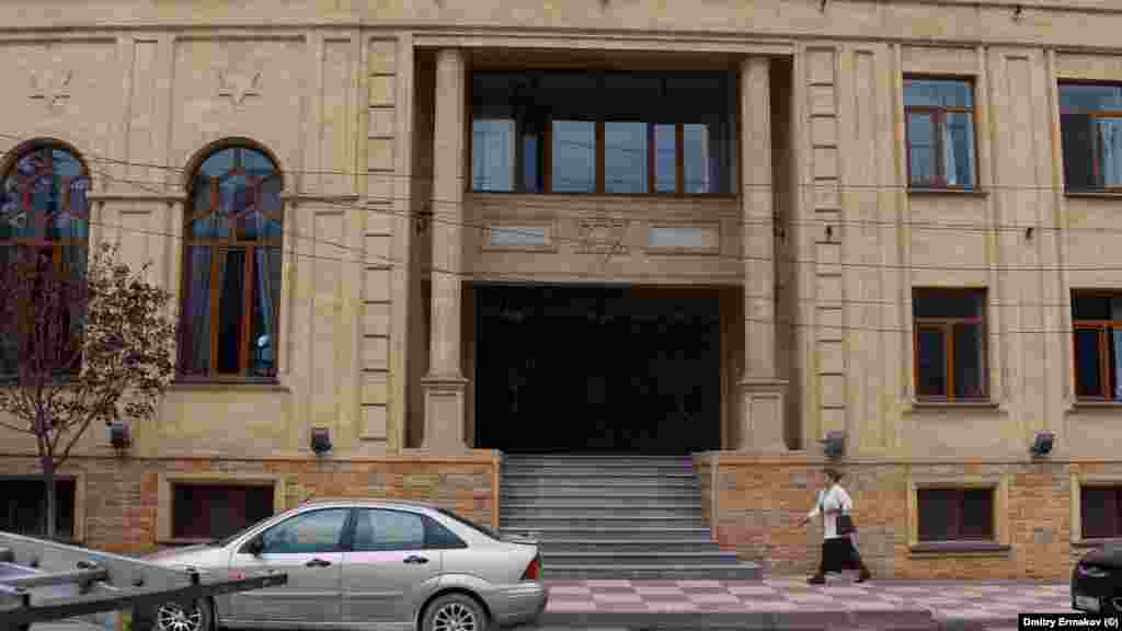 A derbenti Kele-Numaz zsinagóga 2023 májusában. A bolsevik forradalom előtt állítólag tizenegy zsinagóga volt a városban, ma már csak ez az egy maradt meg