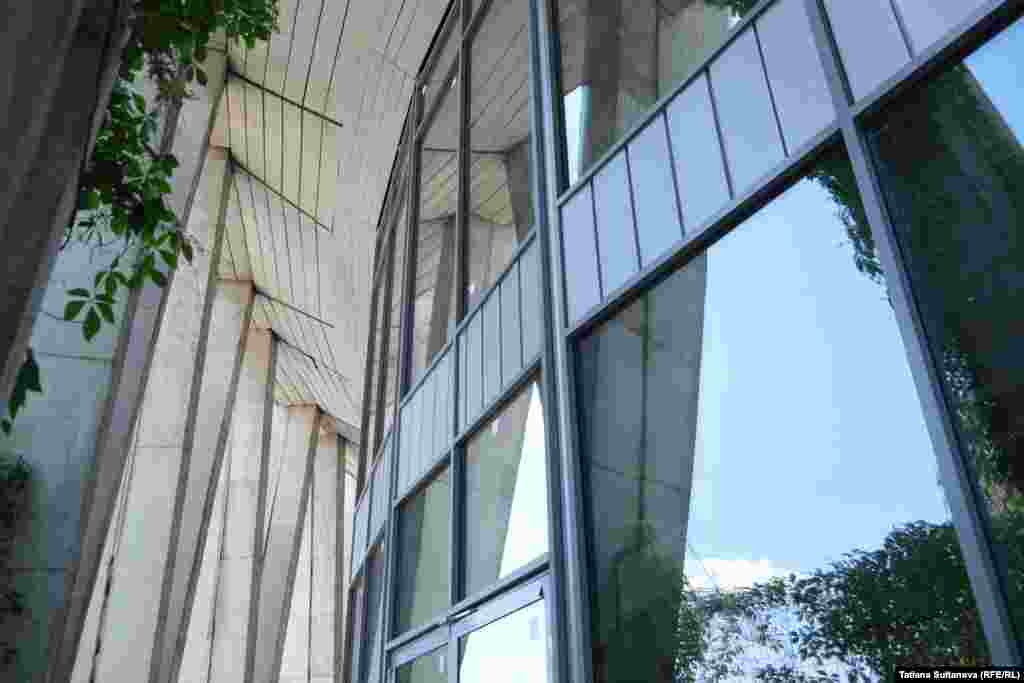 În prima etapă de reconstrucție, au fost înlocuite, în totalitate, vitraliile fațadei, fiind necesari 1.583 m2 de sticlă și au fost instalate uși și ferestre din sticlă călită.