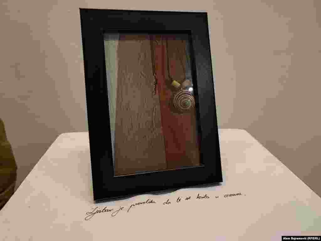 Organizatori su rekli da izložba na dirljiv i emotivan način prikazuje lične osvrte studenata i studentica o važnosti savezništva i podrške.