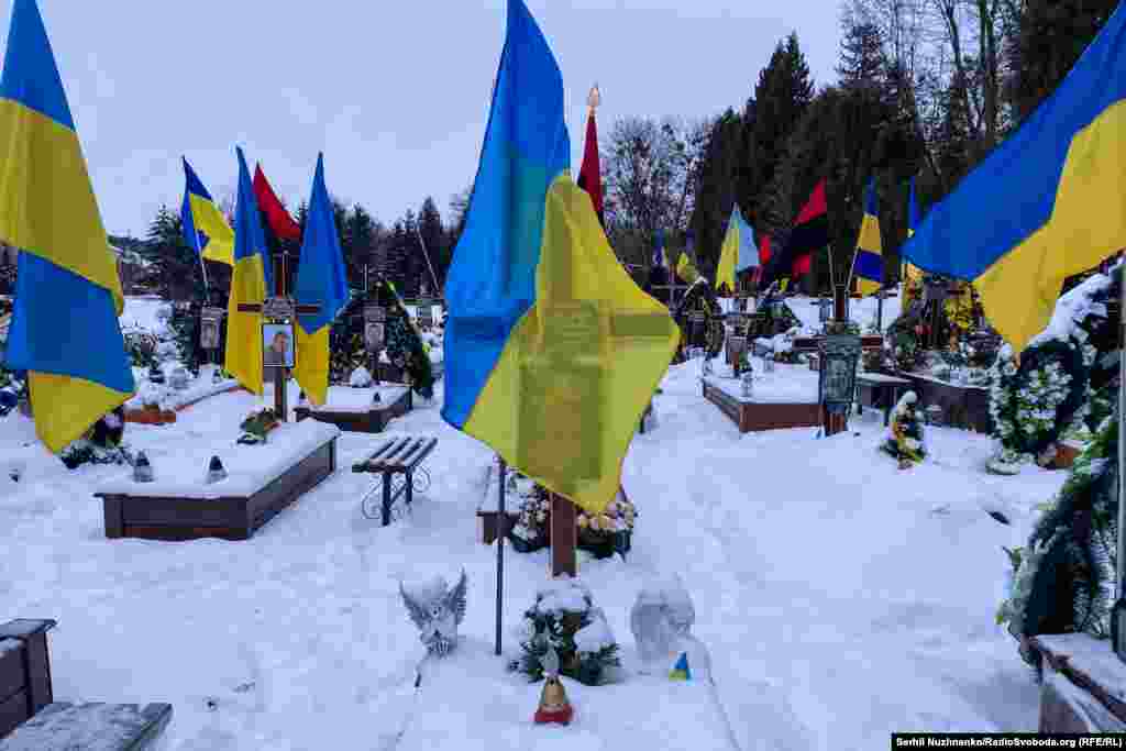 Марсове поле на Личаківському військовому цвинтарі &ndash; де від початку повномасштабної війни Росії проти України ховають загиблих воїнів. Львів, лютий 2023 року&nbsp;
