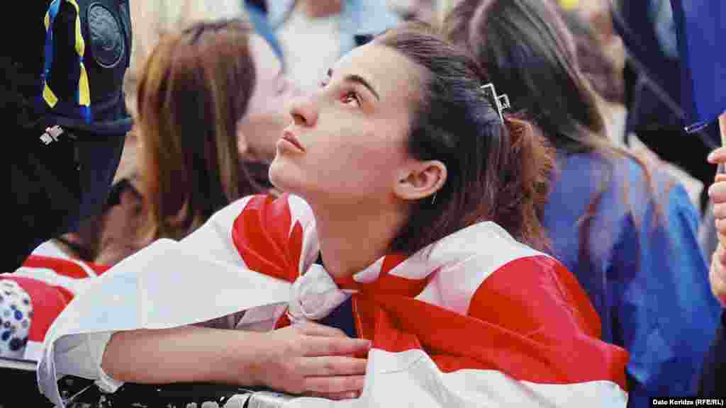 Зурабішвілі заявила, що законопроєкт, про який йде мова, є &laquo;копією&raquo; ухваленого Росією у 2012 році законодавства про &laquo;іноземних агентів&raquo;. Однак вона додала, що &laquo;правляча партія має достатньо голосів у парламенті для подолання вето&raquo;