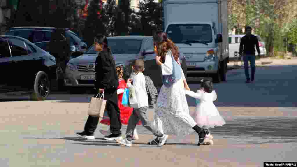 Идгардак (детские гуляния) в Душанбе. 10 апреля 2024