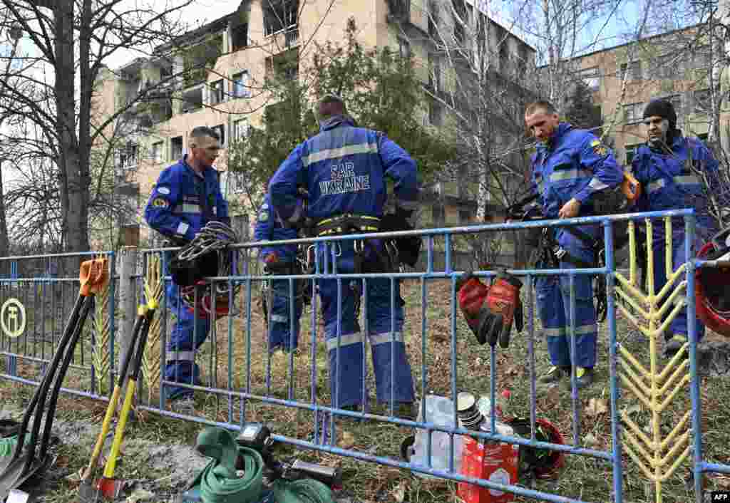 A találatot kapott épületnél a kutató-mentők munkájára is szükség volt