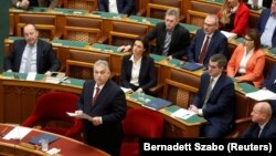 Kryeministri hungarez, Viktor Orban, duke iu adresuar Parlamentit në Budapest më 13 dhjetor 2023. 