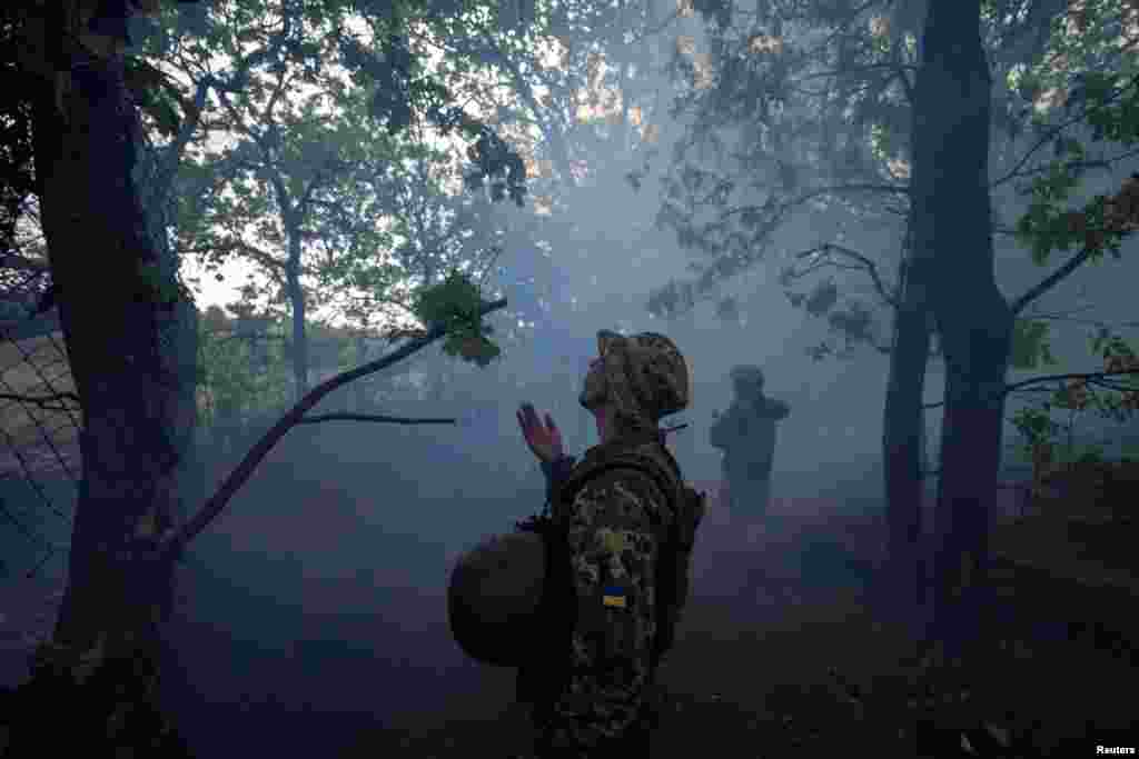 Tymi shpërndahet në ajër pasi një obus i Brigadës së 57-të të Motorizuar jashtë Kupianskut qëlloi një pozicion rus, më 21 prill 2024.