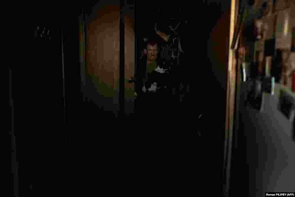 Još jedan stanovnik čiji je stan oštećen tokom noćnog napada obilazi svoj dom 30. oktobra.