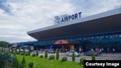 Din 1 mai, regulile de acces în terminalul Aeroportului Internațional Chișinău au fost înăsprite, fiind permisă prezența doar a pasagerilor cu bilete și personalului aerogării.