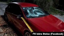 Uništeno vozilo nakon napada u Stocu, 7. aprila 2024.