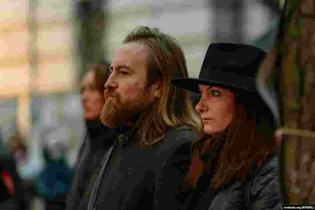 Bjeloruski prognanici gledaju spomen obilježje u Viljnus.